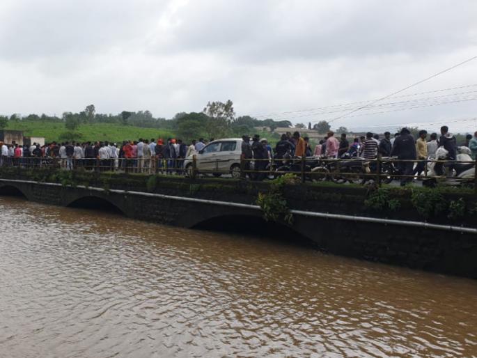 One death in case of car fall down indrayani river | इंद्रायणी नदीत कार पडून झालेल्या अपघातात एकाचा मृत्यू, अद्याप एक जण बेपत्ता  