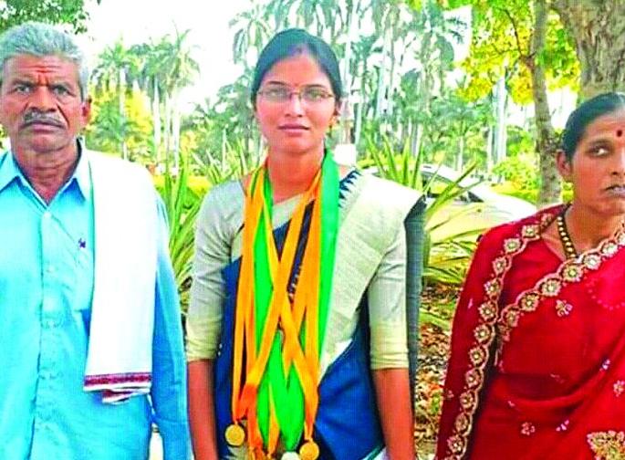 Minority farmer's daughter in Sangrampur taluka gets 10 medals! | संग्रामपूर तालुक्यातील अल्पभूधारक शेतकर्‍याच्या मुलीला दहा पदके! 