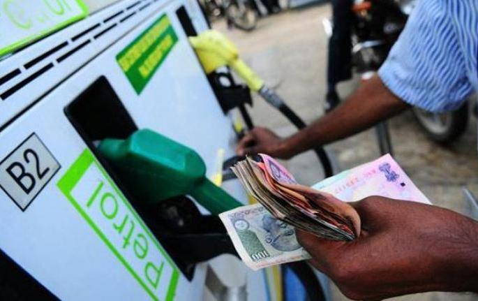 Petrol price in Solapur is on the verge of 100 | सोलापुरात पेट्रोलचा दर शंभरीच्या उंबरठ्यावर; दररोज सरासरी २० ते ३० पैशांची वाढ Petrol price in Solapur is on the verge of 100 | सोलापुरात पेट्रोलचा दर शंभरीच्या उंबरठ्यावर; दररोज सरासरी २० ते ३० पैशांची वाढ