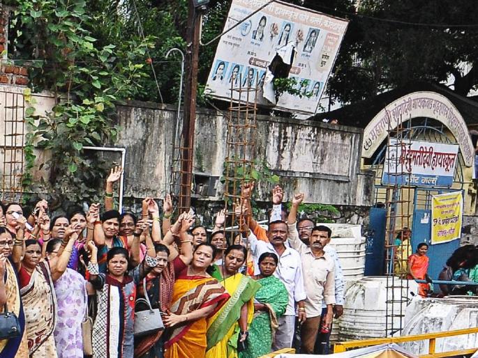 A toilet is being set up at the door of the school in the Ambabai temple area. Teachers and parents strike | अंबाबाई मंदिर परिसरातील शाळेच्या दारातच उभारल जातय स्वच्छतागृह, शिक्षिका व पालकांनी काम पाडले बंद A toilet is being set up at the door of the school in the Ambabai temple area. Teachers and parents strike | अंबाबाई मंदिर परिसरातील शाळेच्या दारातच उभारल जातय स्वच्छतागृह, शिक्षिका व पालकांनी काम पाडले बंद