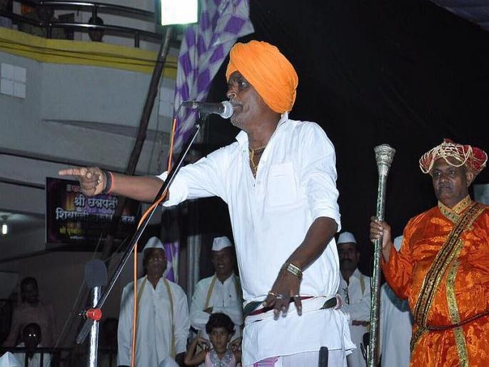 Video: Leaders who 'transform' Indurkar are washed, kirtan activists wash | Video : इंदुरीकरांचं कीर्तन 'पक्षांतरानं' रंगलं, नेत्यांसह कार्यकर्त्यांनाही धुतलं Video: Leaders who 'transform' Indurkar are washed, kirtan activists wash | Video : इंदुरीकरांचं कीर्तन 'पक्षांतरानं' रंगलं, नेत्यांसह कार्यकर्त्यांनाही धुतलं