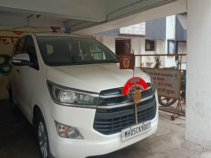 Contract worker who chased KDMC commissioner's car sacked in mumbai | केडीएमसी आयुक्तांच्या गाडीचा पाठलाग करणारा कंत्राटी कामगार बडतर्फ