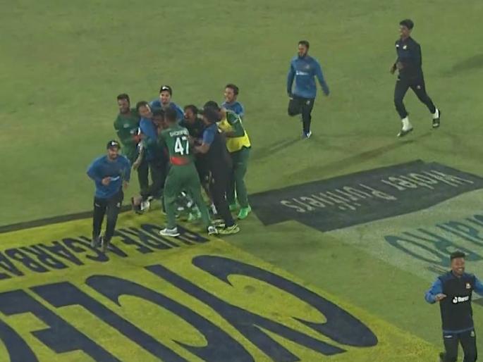 IND vs BAN 1st ODI : Bangladesh have defeated India by just 1 wicket, Mehidy Hasan Miraz and Mustafizur Rahman have just shared a remarkable 51-run partnership for the 10th wicket to see their side home | IND vs BAN 1st ODI : Mehidy Hasanने टीम इंडियाच्या तोंडचा घास पळवला, विक्रमी भागीदारी करताना बांगलादेशला विजय मिळवून दिला