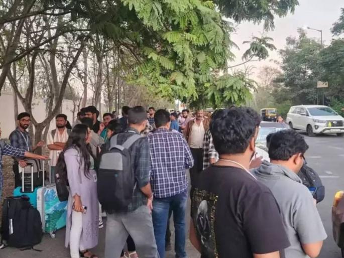 Bouncers were called and asked to vacate the campus, many were fired Serious allegations against Infosys | बाउन्सरांना बोलावून कॅम्पस रिकामा करण्यास सांगितलं, अनेकांना नोकरीवरुन काढलं; इन्फोसिसवर गंभीर आरोप Bouncers were called and asked to vacate the campus, many were fired Serious allegations against Infosys | बाउन्सरांना बोलावून कॅम्पस रिकामा करण्यास सांगितलं, अनेकांना नोकरीवरुन काढलं; इन्फोसिसवर गंभीर आरोप