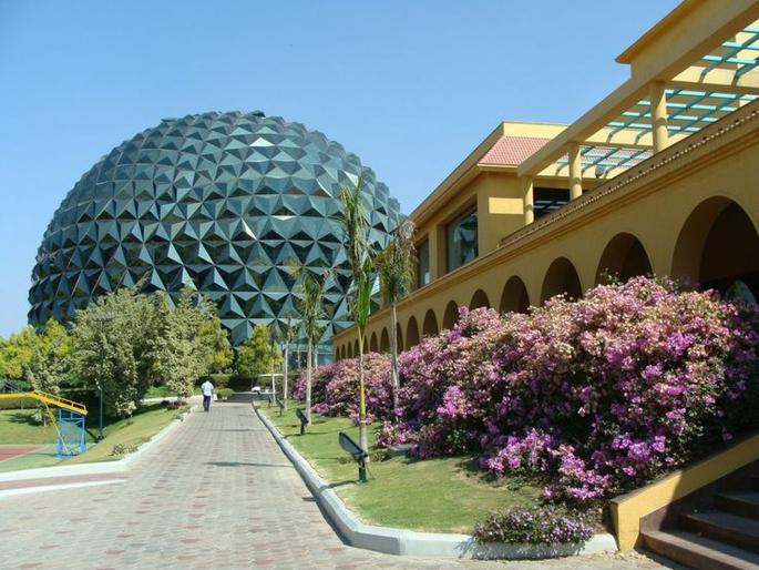 An leopard entered Infosys campus, employees were allowed to work from home, who was he? | इन्फोसिसच्या कॅम्पसमध्ये घुसला अनाहुत पाहुणा, कर्मचाऱ्यांना मिळालं वर्क फ्रॉम होम,कोण होता तो?   An leopard entered Infosys campus, employees were allowed to work from home, who was he? | इन्फोसिसच्या कॅम्पसमध्ये घुसला अनाहुत पाहुणा, कर्मचाऱ्यांना मिळालं वर्क फ्रॉम होम,कोण होता तो?