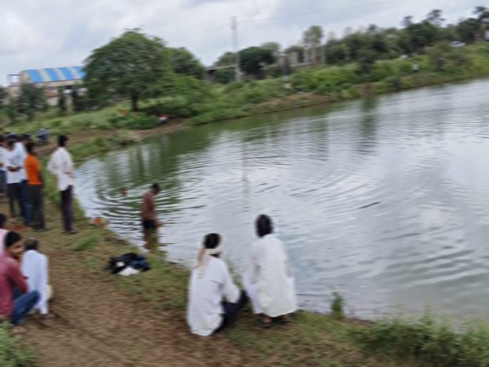 The body of a devotee who slipped and drowned in the lake was found after 12 hours | पाय घसरून तलावात पडलेल्या भाविकाचा १२ तासानंतर सापडला मृतदेह The body of a devotee who slipped and drowned in the lake was found after 12 hours | पाय घसरून तलावात पडलेल्या भाविकाचा १२ तासानंतर सापडला मृतदेह