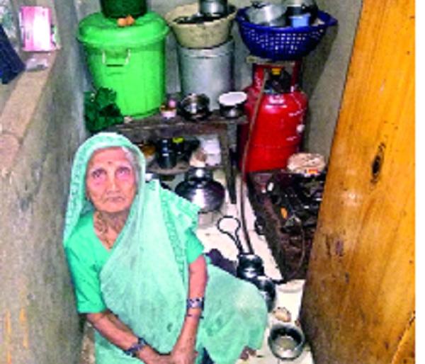 'Chitrabhushan' Ramnath Jathar's wife is in the old age! Struggling to honor: World in just three feet of space | ‘चित्रभूषण’ रामनाथ जठारांच्या पत्नीची उतारवयात आबाळ ! मानधनासाठी धडपड : अवघ्या तीन फुटांच्या जागेत संसार 'Chitrabhushan' Ramnath Jathar's wife is in the old age! Struggling to honor: World in just three feet of space | ‘चित्रभूषण’ रामनाथ जठारांच्या पत्नीची उतारवयात आबाळ ! मानधनासाठी धडपड : अवघ्या तीन फुटांच्या जागेत संसार