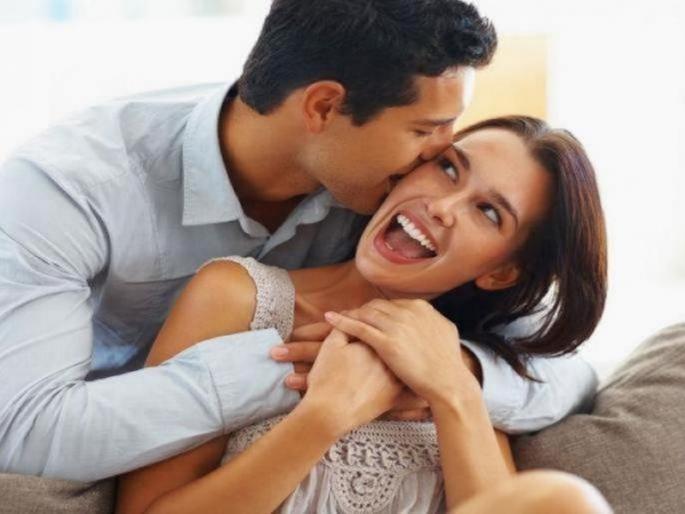 News study says that men initiate sex three times more than women do | लैंगिक जीवन : 'या' गोष्टीसाठी महिलांपेक्षा तीन पटीने पुढे असतात पुरूष!