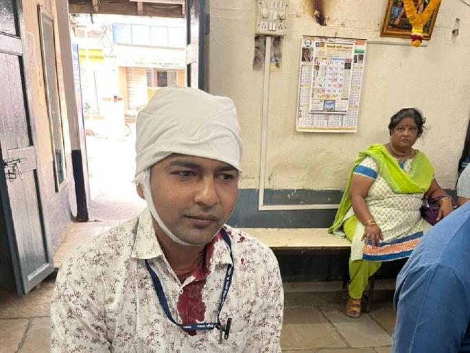 Students pelted stones on teacher for not allowing to copy, incident of manmad | धक्कादायक! काॅपी करू दिली नाही म्हणून विद्यार्थ्यांची शिक्षकावरच दगडफेक Students pelted stones on teacher for not allowing to copy, incident of manmad | धक्कादायक! काॅपी करू दिली नाही म्हणून विद्यार्थ्यांची शिक्षकावरच दगडफेक