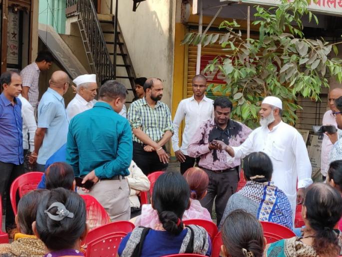 throwing ink on municipal corporation's officer by corporator | पिंपरीत नगरसेवकाने पालिकेच्या अधिकाऱ्याला फासले काळे