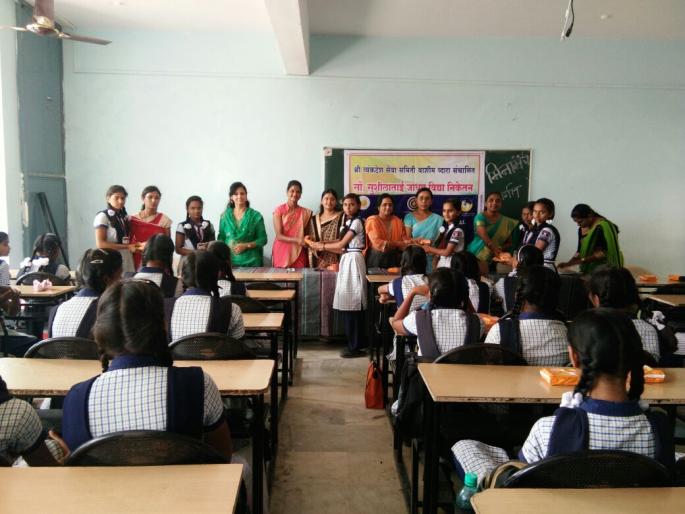 Guidance by teenage students from underworld | इनरव्हीलकडून किशोरवयीन विद्यार्थींनीना मार्गदर्शन Guidance by teenage students from underworld | इनरव्हीलकडून किशोरवयीन विद्यार्थींनीना मार्गदर्शन