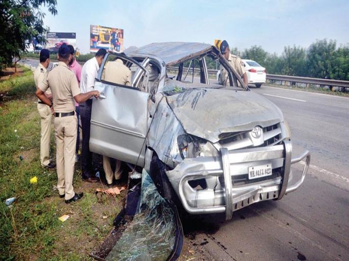 Three killed in a horrific accident; Mumbai-Pune Expressway: Indo-Car's tire split five seriously | भीषण अपघातात तीन ठार, मुंबई - पुणे द्रुतगती मार्गावरील घटना : इनोव्हा कारचा टायर फुटून पाच गंभीर  Three killed in a horrific accident; Mumbai-Pune Expressway: Indo-Car's tire split five seriously | भीषण अपघातात तीन ठार, मुंबई - पुणे द्रुतगती मार्गावरील घटना : इनोव्हा कारचा टायर फुटून पाच गंभीर