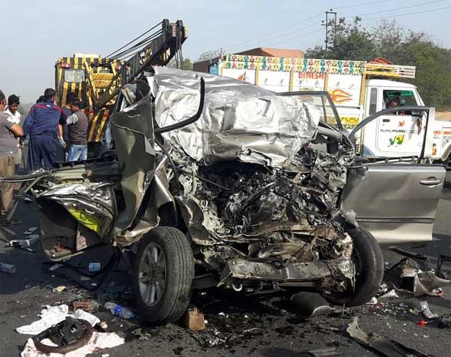 big accidents in Jharkhand; Ten people from a family were killed | झारखंडमध्ये भीषण अपघात; एकाच कुटुंबातील 10 जण ठार