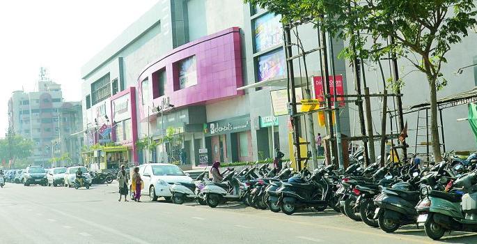 Inox Mall: Rs 36 crore tax evasion | आयनॉक्स मॉल : ३६ कोटी रुपये करचोरी Inox Mall: Rs 36 crore tax evasion | आयनॉक्स मॉल : ३६ कोटी रुपये करचोरी