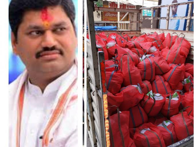 Corona Virus In Beed: Helping hand of Dhananjay Munde's 'Nath Pratishthan' to 5,000 poor people in Parali | Corona Virus In Beed : धनंजय मुंडेंच्या 'नाथ प्रतिष्ठान'चे मोठे कार्य; ५ हजार गोरगरिबांना दिला मदतीचा हात Corona Virus In Beed: Helping hand of Dhananjay Munde's 'Nath Pratishthan' to 5,000 poor people in Parali | Corona Virus In Beed : धनंजय मुंडेंच्या 'नाथ प्रतिष्ठान'चे मोठे कार्य; ५ हजार गोरगरिबांना दिला मदतीचा हात