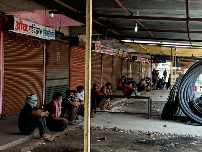 Corona Virus In Hingoli: 300 workers stranded at Hingoli-Washim checkpost on their way to Rajasthan | Corona Virus In Hingoli : राजस्थानला जाणारे 300 मजूर हिंगोली-वाशीम चेकपोस्टवर अडकले Corona Virus In Hingoli: 300 workers stranded at Hingoli-Washim checkpost on their way to Rajasthan | Corona Virus In Hingoli : राजस्थानला जाणारे 300 मजूर हिंगोली-वाशीम चेकपोस्टवर अडकले