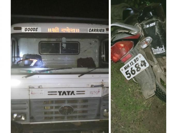 A speeding sand tipper hits the bike; Three young men killed on the spot | भरधाव वेगातील वाळूच्या टिपरने दुचाकीला उडवले; तीन तरुण जागीच ठार A speeding sand tipper hits the bike; Three young men killed on the spot | भरधाव वेगातील वाळूच्या टिपरने दुचाकीला उडवले; तीन तरुण जागीच ठार