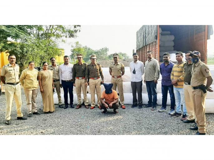 Police seized 1 crore gutka by chasing Cinestyle | जालना रोडवर थरार ! सिनेस्टाईल पाठलागकरून पोलिसांनी १ कोटीचा गुटखा पकडला Police seized 1 crore gutka by chasing Cinestyle | जालना रोडवर थरार ! सिनेस्टाईल पाठलागकरून पोलिसांनी १ कोटीचा गुटखा पकडला