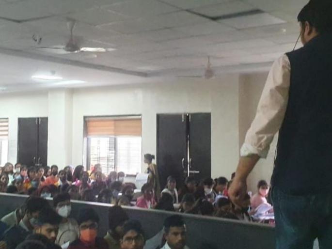 Violation of corona regulations; Four coaching classes in Nanded fined Rs 95,000 | कोरोना नियमावलीचे उल्लंघन; नांदेडमध्ये चार कोचिंग क्लासेसला 95 हजार रुपयांचा दंड Violation of corona regulations; Four coaching classes in Nanded fined Rs 95,000 | कोरोना नियमावलीचे उल्लंघन; नांदेडमध्ये चार कोचिंग क्लासेसला 95 हजार रुपयांचा दंड