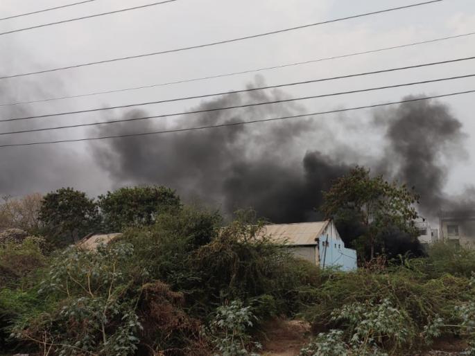 Pollution on high; Fine is low! Due to the negligence of the municipality, the incidence of waste incineration in Latur has increased | प्रदूषण मनभर; दंड कणभर ! पालिकेच्या दुर्लक्षाने लातुरात कचरा जाळण्याचे प्रमाण वाढले Pollution on high; Fine is low! Due to the negligence of the municipality, the incidence of waste incineration in Latur has increased | प्रदूषण मनभर; दंड कणभर ! पालिकेच्या दुर्लक्षाने लातुरात कचरा जाळण्याचे प्रमाण वाढले