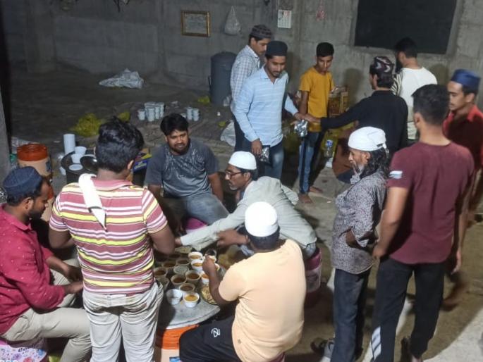 Usmanpura Boys' 'good' work; meals are served to 400 people at home for the sake of Ramadan | उस्मानपुरा बॉईजचे 'नेक' काम; रमजानच्या सहेरसाठी ४०० जणांना दिले जातेय घरपोच जेवण Usmanpura Boys' 'good' work; meals are served to 400 people at home for the sake of Ramadan | उस्मानपुरा बॉईजचे 'नेक' काम; रमजानच्या सहेरसाठी ४०० जणांना दिले जातेय घरपोच जेवण