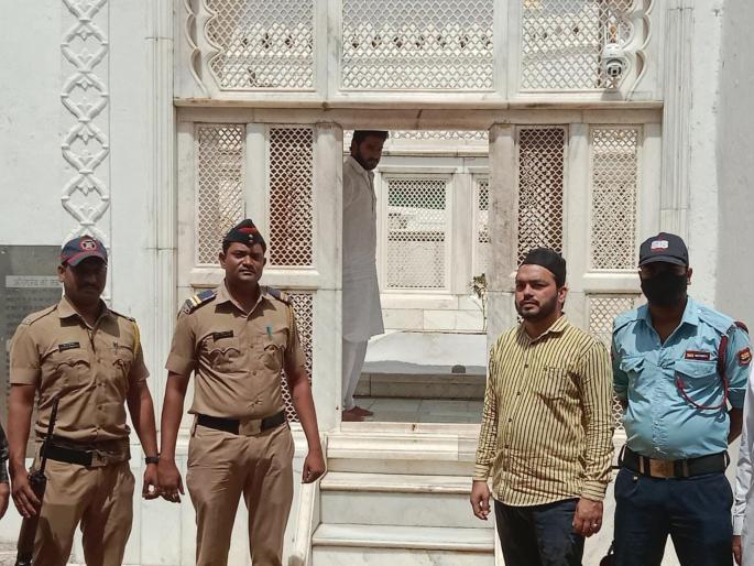 Big News: Archaeological Survey of India closed to visit Aurangzeb's tomb from today | मोठी बातमी: आजपासून औरंगजेबाची कबर पाहण्यासाठी बंद; भारतीय पुरातत्त्व विभागाचा निर्णय Big News: Archaeological Survey of India closed to visit Aurangzeb's tomb from today | मोठी बातमी: आजपासून औरंगजेबाची कबर पाहण्यासाठी बंद; भारतीय पुरातत्त्व विभागाचा निर्णय