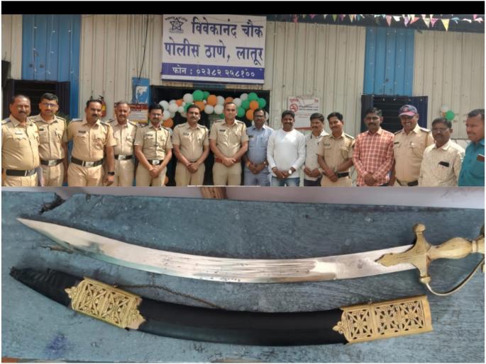 A minor boy was walking around with a sword in Latur, the police took him into custody | लातुरात अल्पवयीन मुलगा घेऊन फिरत होता तलवार, पोलिसांनी घेतले ताब्यात A minor boy was walking around with a sword in Latur, the police took him into custody | लातुरात अल्पवयीन मुलगा घेऊन फिरत होता तलवार, पोलिसांनी घेतले ताब्यात