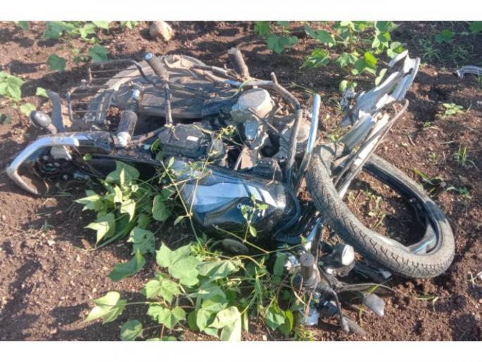 A farmer father and son, who was going to sell vegetables, died on the spot after being hit by a car | भाजीपाला विक्रीसाठी जाणाऱ्या शेतकरी पितापुत्राचा कारच्या धडकेत जागीच मृत्यू A farmer father and son, who was going to sell vegetables, died on the spot after being hit by a car | भाजीपाला विक्रीसाठी जाणाऱ्या शेतकरी पितापुत्राचा कारच्या धडकेत जागीच मृत्यू