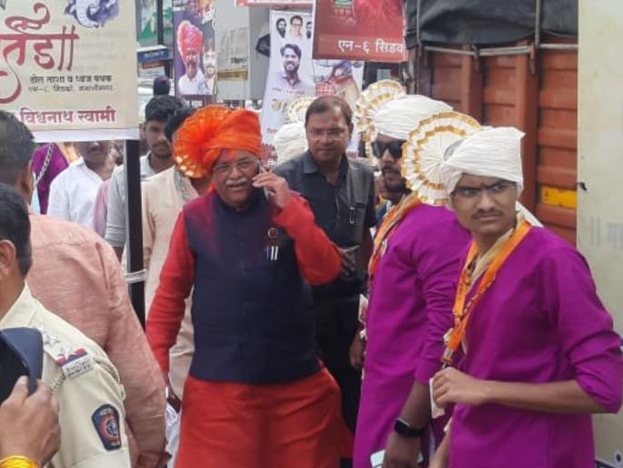 Ganesh Visarjan: Shiv Sena leader Chandrkant Khair came after MlA Pradeep Jaiswal left, after which the procession started in the presence of Minister Atul Sawe | Ganesh Visarjan: ताटकळून आ. जैस्वाल निघून गेल्यावर शिवसेना नेते खैरे आले, त्यानंतर सुरू झाली विसर्जन मिरवणूक Ganesh Visarjan: Shiv Sena leader Chandrkant Khair came after MlA Pradeep Jaiswal left, after which the procession started in the presence of Minister Atul Sawe | Ganesh Visarjan: ताटकळून आ. जैस्वाल निघून गेल्यावर शिवसेना नेते खैरे आले, त्यानंतर सुरू झाली विसर्जन मिरवणूक