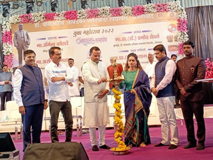 The university blossomed with student artists; The grand opening of the Central Youth Festival | विद्यार्थी कलावंतांनी विद्यापीठ फुलले; केंद्रीय युवक महोत्सवाचे जल्लोषात उदघाटन