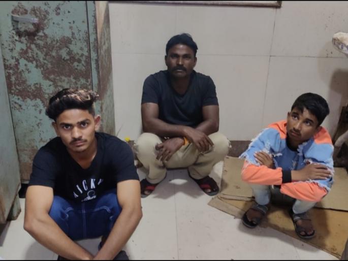 Hospital or drug den; Three arrested with ganja, cutter from Ghati Hospital | रुग्णालय की नशेखोरांचा अड्डा; घाटी रुग्णालयातून गांजा, कटरसह तिघे ताब्यात Hospital or drug den; Three arrested with ganja, cutter from Ghati Hospital | रुग्णालय की नशेखोरांचा अड्डा; घाटी रुग्णालयातून गांजा, कटरसह तिघे ताब्यात
