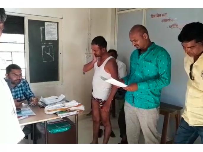 Electricity cut despite paying the bill; Angry farmers naked agitation in goregaon mahavitran office n | बिल भरूनही वीज तोडली; संतप्त शेतकऱ्यांनी महावितरण कार्यालयात केले अर्धनग्न आंदोलन Electricity cut despite paying the bill; Angry farmers naked agitation in goregaon mahavitran office n | बिल भरूनही वीज तोडली; संतप्त शेतकऱ्यांनी महावितरण कार्यालयात केले अर्धनग्न आंदोलन