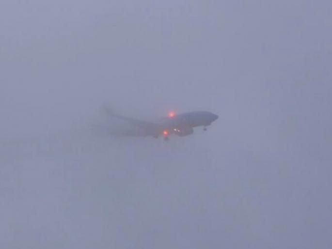 no runway sight where to land and the pilot had no experience of fog 134 flight late in delhi | रनवे दिसेना, लँडिंग करू कुठे? पायलट्सना नव्हता धुक्याचा अनुभव; दिल्लीत १३४ विमाने लेट no runway sight where to land and the pilot had no experience of fog 134 flight late in delhi | रनवे दिसेना, लँडिंग करू कुठे? पायलट्सना नव्हता धुक्याचा अनुभव; दिल्लीत १३४ विमाने लेट