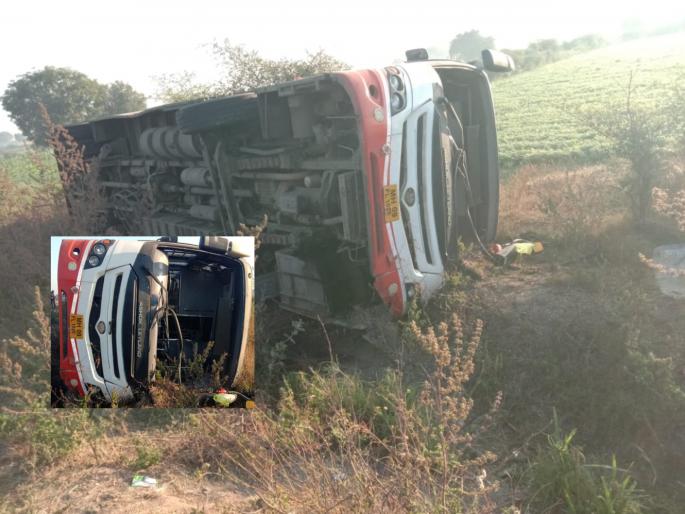 Due to the intense headlights of the vehicle in front, the driver lost control, the bus overturned, injuring 6 passengers | समोरील वाहनाच्या प्रखर हेडलाईटमुळे चालकाचे नियंत्रण सुटले, बस उलटून ६ प्रवासी जखमी Due to the intense headlights of the vehicle in front, the driver lost control, the bus overturned, injuring 6 passengers | समोरील वाहनाच्या प्रखर हेडलाईटमुळे चालकाचे नियंत्रण सुटले, बस उलटून ६ प्रवासी जखमी