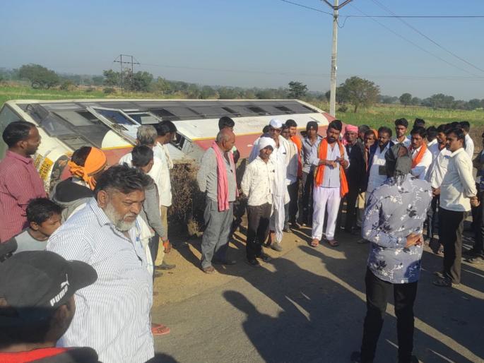 Seven students and 24 passengers were injured when a running bus overturned in Kalmanuri | कळमनुरीत धावती बस उलटून सात विद्यार्थ्यांसह २४ प्रवासी जखमी Seven students and 24 passengers were injured when a running bus overturned in Kalmanuri | कळमनुरीत धावती बस उलटून सात विद्यार्थ्यांसह २४ प्रवासी जखमी