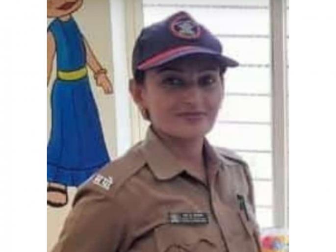 After the accident, a female police officer died on the spot after the horn of a stray bull entered her head | अपघातानंतर उधळलेल्या बैलाचे शिंग डोक्यात घुसून महिला पोलिसाचा जागीच मृत्यू After the accident, a female police officer died on the spot after the horn of a stray bull entered her head | अपघातानंतर उधळलेल्या बैलाचे शिंग डोक्यात घुसून महिला पोलिसाचा जागीच मृत्यू