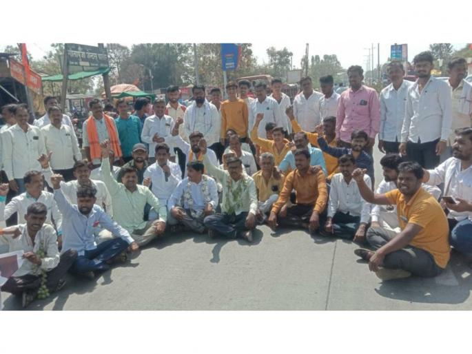 Farmers on the road for guaranteed prices; Chakkajam agitation on Ambad-Jalna highway | हमीभावासाठी शेतकरी रस्त्यावर; अंबड-जालना महामार्गावर चक्काजाम आंदोलन Farmers on the road for guaranteed prices; Chakkajam agitation on Ambad-Jalna highway | हमीभावासाठी शेतकरी रस्त्यावर; अंबड-जालना महामार्गावर चक्काजाम आंदोलन