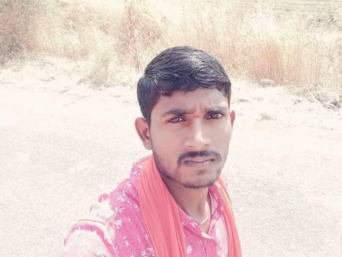 A young man who was sleeping in the field was crushed to death with a stone | शेतात झोपलेल्या तरुणाचा दगडाने ठेचून खून A young man who was sleeping in the field was crushed to death with a stone | शेतात झोपलेल्या तरुणाचा दगडाने ठेचून खून