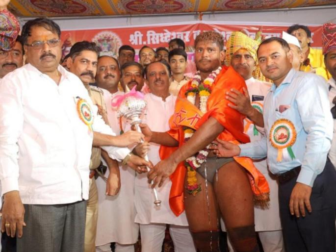 Pune's Suhas Ghodke was Siddheshwar Kesari, honored with a silver mace from the temple | पुण्याचा सुहास घोडके ठरला सिद्धेश्वर केसरी, देवस्थानकडून चांदीची गदा देऊन सन्मान Pune's Suhas Ghodke was Siddheshwar Kesari, honored with a silver mace from the temple | पुण्याचा सुहास घोडके ठरला सिद्धेश्वर केसरी, देवस्थानकडून चांदीची गदा देऊन सन्मान