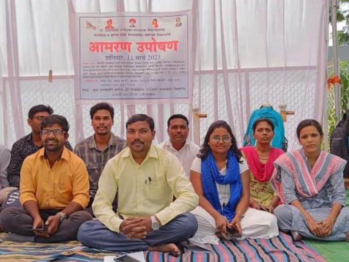 'We want research guide', Journalism research students go on indefinite hunger strike in the Dr.BAMU | 'संशोधनासाठी गाईड द्या!', पत्रकारितेच्या संशोधक विद्यार्थ्यांचे विद्यापीठात बेमुदत उपोषण 'We want research guide', Journalism research students go on indefinite hunger strike in the Dr.BAMU | 'संशोधनासाठी गाईड द्या!', पत्रकारितेच्या संशोधक विद्यार्थ्यांचे विद्यापीठात बेमुदत उपोषण