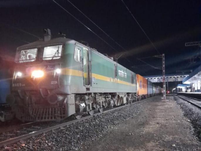 Container train with electric engine runs for the first time in Chhatrapati Sambhajinagar | छत्रपती संभाजीनगरमध्ये प्रथमच धावली इलेक्ट्रिक इंजिनसह कंटेनर वाहून नेणारी रेल्वे