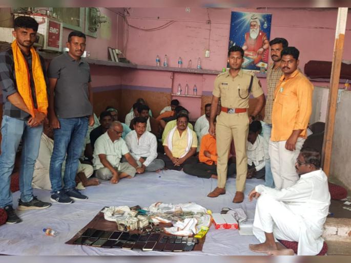 raids on gambling dens run by ex-corporators in Parli; Gamblers caught in Parbhani, Latur district along with Beed | परळीत माजी नगरसेवक चालवत असलेल्या जुगार अड्ड्यावर छापा raids on gambling dens run by ex-corporators in Parli; Gamblers caught in Parbhani, Latur district along with Beed | परळीत माजी नगरसेवक चालवत असलेल्या जुगार अड्ड्यावर छापा