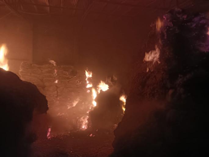 in Majalgaon Oil Mill Fire; Sarki, Bardana ash, loss of lakhs | माजलगावात ऑईल मिलला भीषण आग; लाखोंच्या सरकी, बारदानाची राख in Majalgaon Oil Mill Fire; Sarki, Bardana ash, loss of lakhs | माजलगावात ऑईल मिलला भीषण आग; लाखोंच्या सरकी, बारदानाची राख