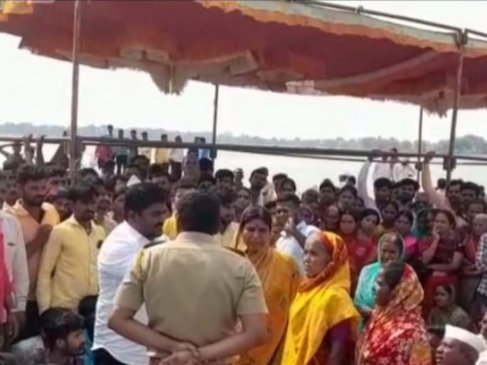 The suffering of a drunken husband became unbearable; A mother with 3 small children ended her life by jumping into the lake in Dhoki | दारूड्या पतीचा त्रास असह्य झाला; ३ चिमुकल्यांसह महिलेनं तलावात उडी घेऊन संपवलं जीवन The suffering of a drunken husband became unbearable; A mother with 3 small children ended her life by jumping into the lake in Dhoki | दारूड्या पतीचा त्रास असह्य झाला; ३ चिमुकल्यांसह महिलेनं तलावात उडी घेऊन संपवलं जीवन