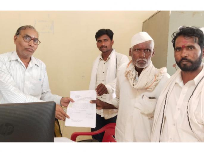 The sugar cane leads borrowed, the two oxen were killed by lightning; Farmer's wandering for 2 years for government help | उसाने कर्जबाजारी केलं, वीज पडून दोन्ही बैल दगावले; शासकीय मदतीसाठी शेतकऱ्याची भटकंती The sugar cane leads borrowed, the two oxen were killed by lightning; Farmer's wandering for 2 years for government help | उसाने कर्जबाजारी केलं, वीज पडून दोन्ही बैल दगावले; शासकीय मदतीसाठी शेतकऱ्याची भटकंती