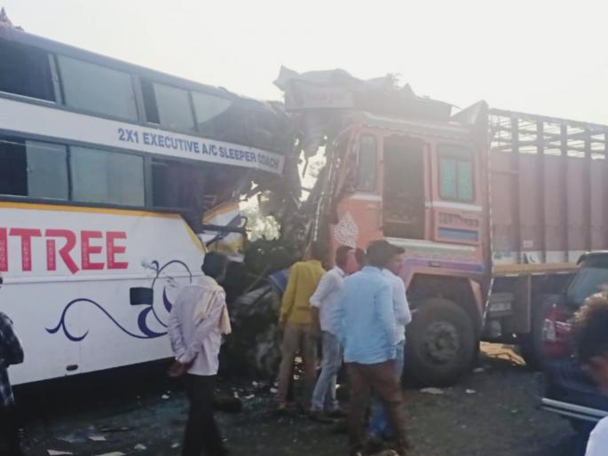 Private bus - truck head-on collision; 10 passengers, truck driver seriously injured in horrific accident | खाजगी बस - ट्रकची समोरासमोर धडक; भीषण अपघातात १० प्रवासी, ट्रकचालक गंभीर जखमी Private bus - truck head-on collision; 10 passengers, truck driver seriously injured in horrific accident | खाजगी बस - ट्रकची समोरासमोर धडक; भीषण अपघातात १० प्रवासी, ट्रकचालक गंभीर जखमी