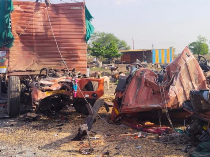 A speeding tempo hit a truck parked on the road; Four people died, 150 sheep were also killed | रस्त्यावर उभ्या ट्रकवर भरधाव टेम्पो धडकला; चार जणांचा मृत्यू, दीडशे मेंढ्याही दगावल्या