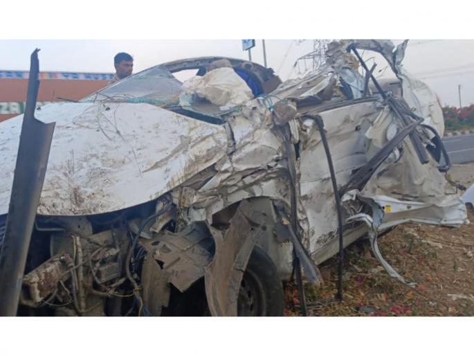 In Beed Tragic accident when going to a friend's wedding; Three died on the spot, one was injured after the car overturned | मित्राच्या लग्नाला जाताना काळाचा घाला; कार उलटून तिघांचा जागीच मृत्यू, एक जखमी In Beed Tragic accident when going to a friend's wedding; Three died on the spot, one was injured after the car overturned | मित्राच्या लग्नाला जाताना काळाचा घाला; कार उलटून तिघांचा जागीच मृत्यू, एक जखमी