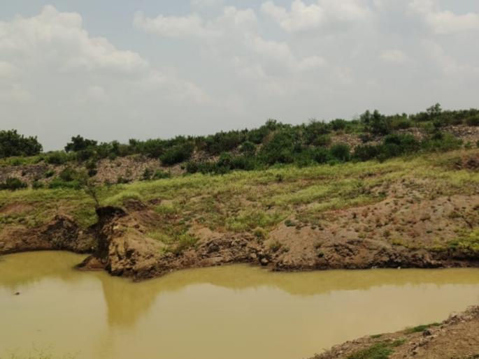 Water problem serious! Water storage in 12 storage ponds in Jalkot under cultivation | पाण्याचा प्रश्न गंभीर! जळकोटमधील १२ साठवण तलावांतील पाणीसाठा जोत्याखाली Water problem serious! Water storage in 12 storage ponds in Jalkot under cultivation | पाण्याचा प्रश्न गंभीर! जळकोटमधील १२ साठवण तलावांतील पाणीसाठा जोत्याखाली