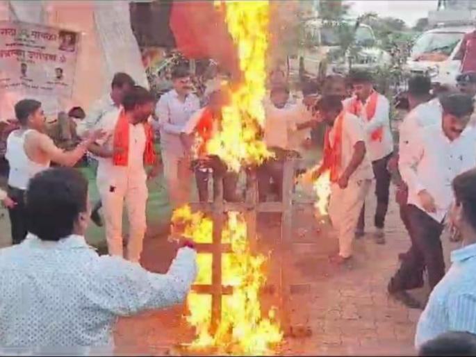 In Chhatrapati Sambhaji Nagar, angry hunger strikers attempted self-immolation by setting fire to a pavilion | छत्रपती संभाजीनगरात संतप्त उपोषणकर्त्यांनी मंडप पेटवून केला आत्मदहनाचा प्रयत्न In Chhatrapati Sambhaji Nagar, angry hunger strikers attempted self-immolation by setting fire to a pavilion | छत्रपती संभाजीनगरात संतप्त उपोषणकर्त्यांनी मंडप पेटवून केला आत्मदहनाचा प्रयत्न